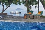 Nordsulawesi - Murex Manado Dive Resort, Pool mit Relaxsesseln und Blick aufs Meer