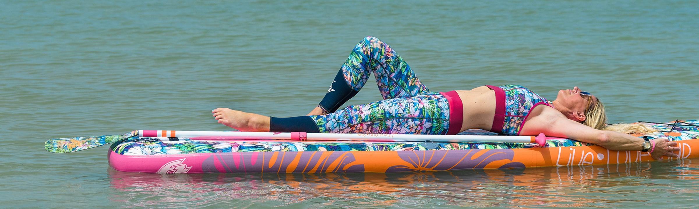 Frau entspannt auf SUP