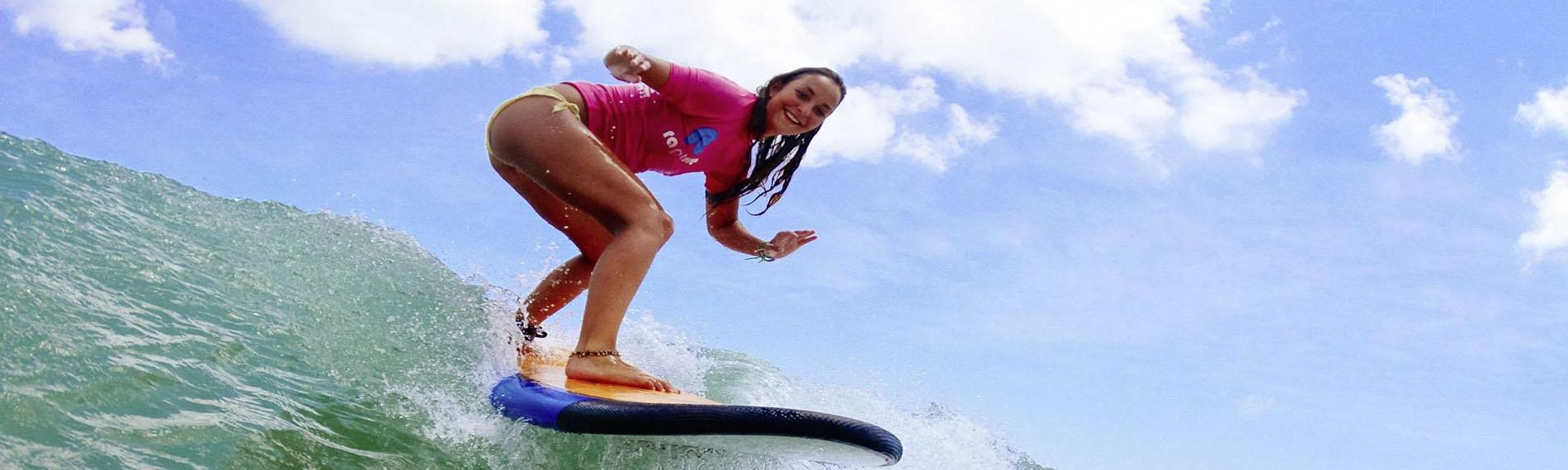 Glückliche Surferin