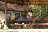 Bali - Lotus Bungalows - Massage am Pool