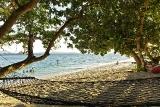 Nordsulawesi - Murex Bangka Resort, Strand mit Hängematten